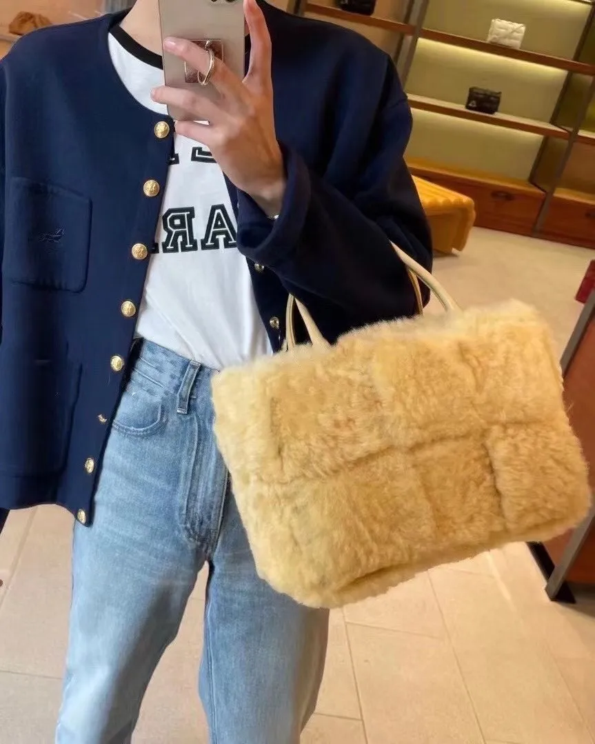 Teddy brown 🐱 BV arco tote’s furry style, it’s here, it’s here, it’s here with fur~ You’ll know how cute it is when you see the real thing! The soft and fluffy feel is really great. Rua, this year’s furry style, I stand on bv! ! Whether it is a jodie cloud bag or a tote, not all curly teddy fur can be used to make goods. The curl size of the fur directly affects the similarity of the entire bag. Material: full fur and lambskin ➕ lambskin lining is much more expensive than full leather! Again, if there is no ZP and no development, of course you have to be willing to spend money~36*24*12